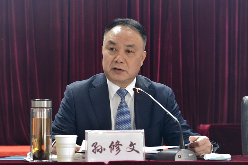 孙修文作了题为《全面夯实高质量发展基础 为打造冶金地质区域中心而努力奋斗》的工作报告。全面回顾总结了2021年工作，对2022年工作作出了全面部署_副本.jpg